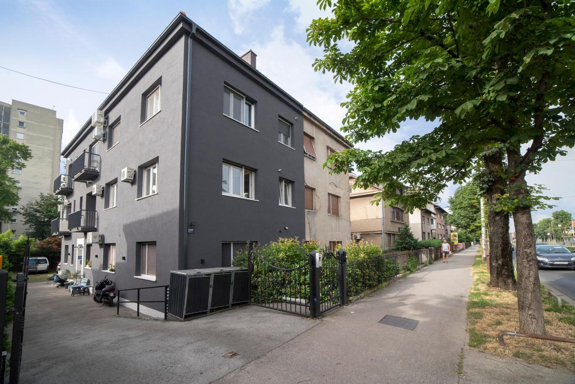 Mini P With Parking Apartment